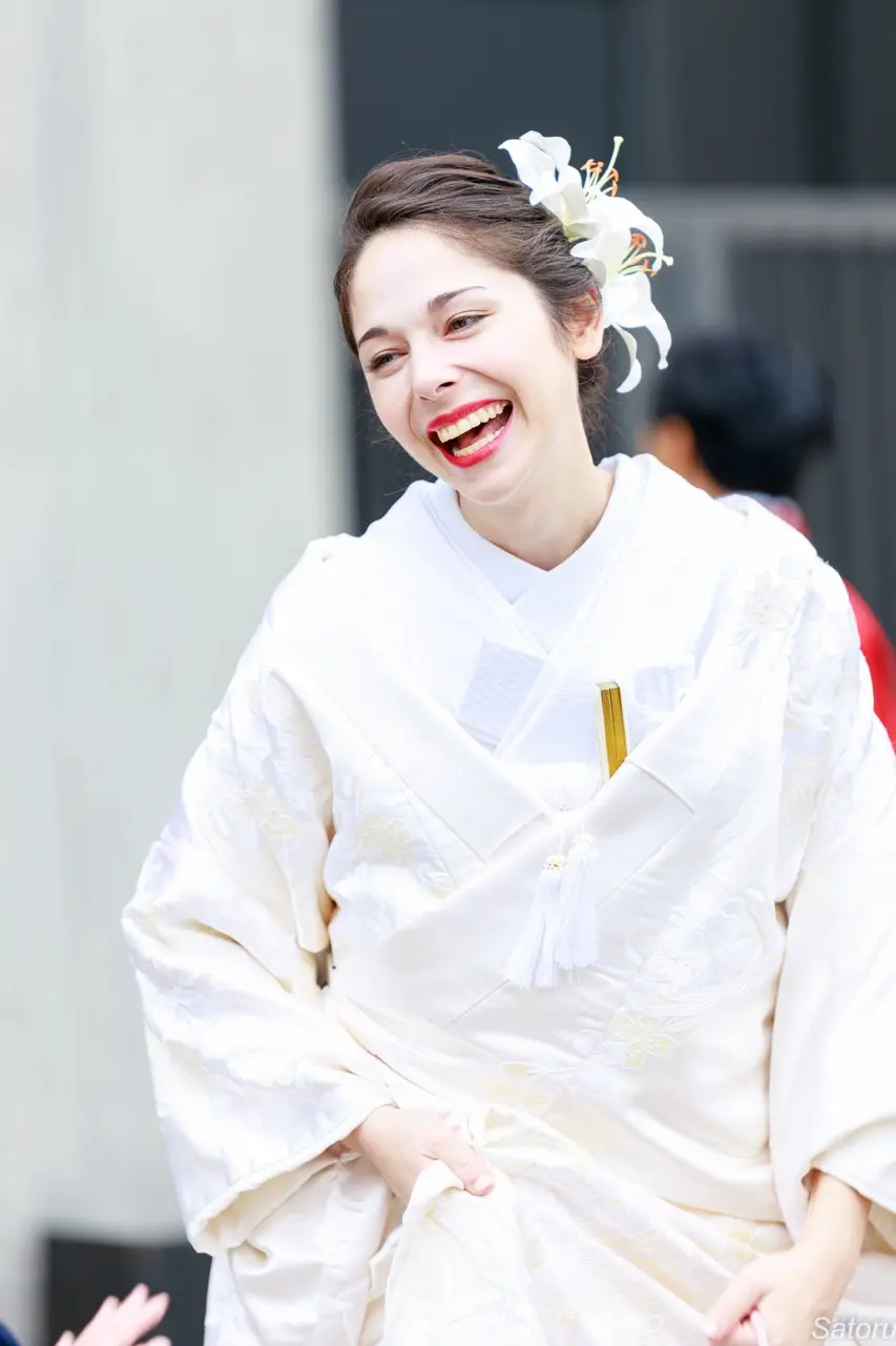 shiromuku-hairmake-style-02.webp02 Jolie万梨恵の着付けで、白無垢と笑顔がまぶしいショットです。