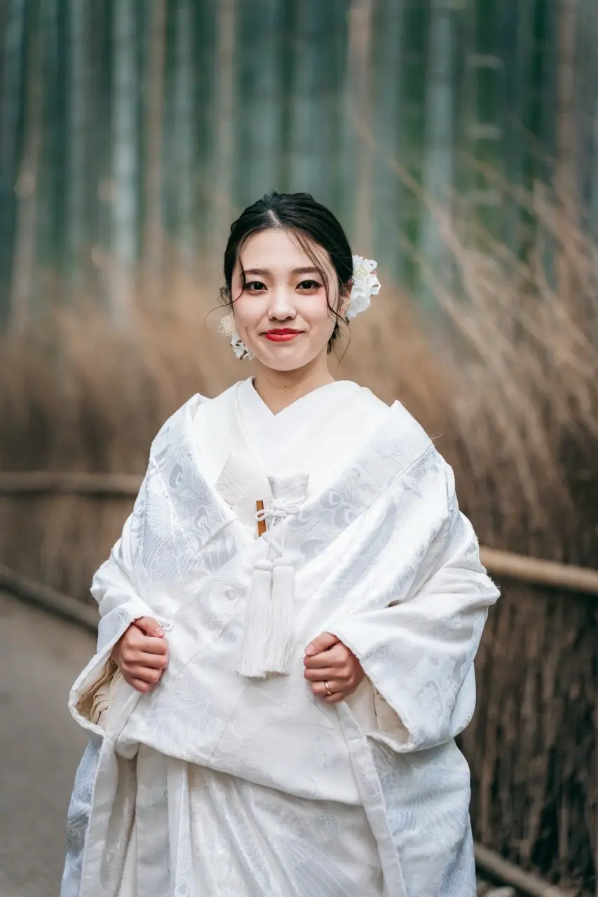 shiromuku-hairmake-style-02.webp03 Jolie万梨恵の着付けとヘアメイクで、京都嵐山 竹林の小径で輝く純白の白無垢の花嫁、ヘアスタイルはトレンドのタイトシニヨン、ナチュラルゴージャスなブライダルメイクです。