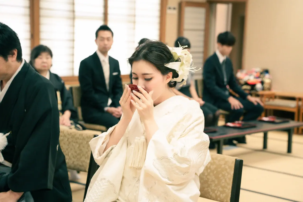 shiromuku-hairmake-style-02.webp04 Jolie万梨恵の着付けとヘアメイクで、固めの盃を交わす 白無垢姿の新婦の輝くように美しい和装婚礼スタイリングです。