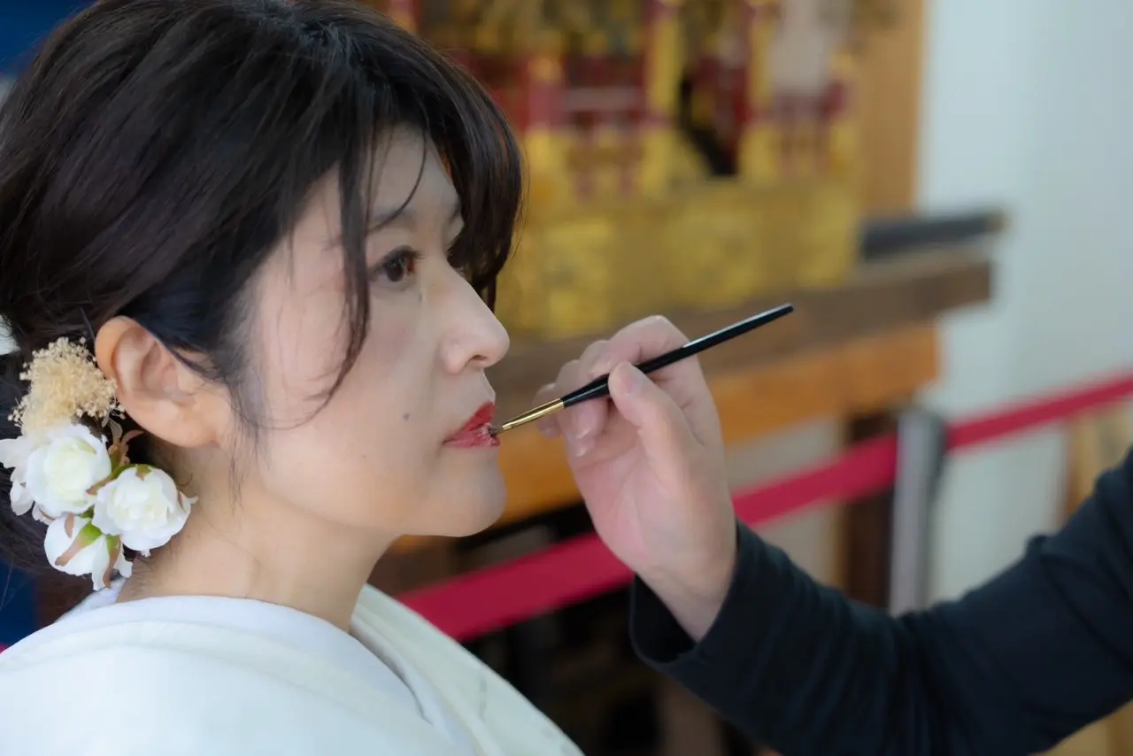 shiromuku-hairmake-style-02.webp05 Jolie万梨恵の着付けとヘアメイクで、美しさを引き出す、プロの着付けとヘアメイク、白無垢のトータルプロデュース、新婦恒例の紅さしです。