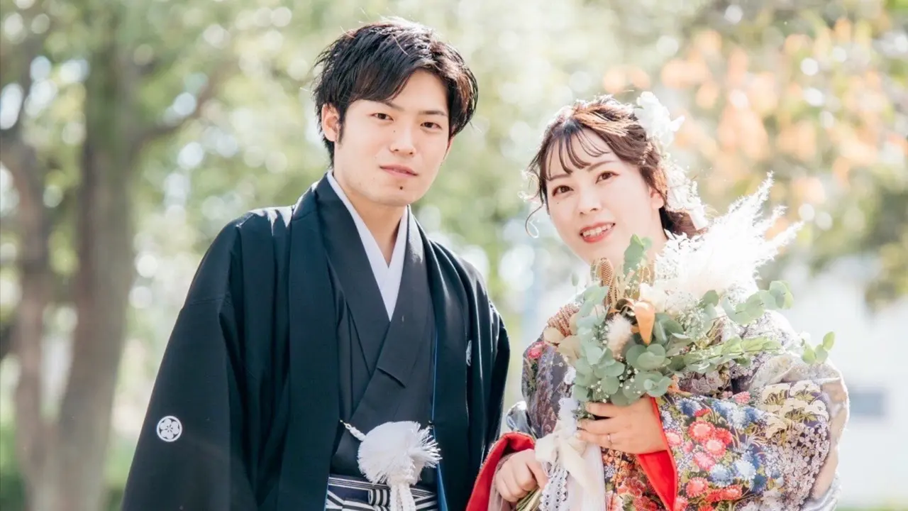 shiromuku-kitsuke-rental-01.webp03 Jolie万梨恵の着付けとヘアメイクで、格式高い和装婚礼。刺繍が美しい高級プラチナ箔の色打掛の新婦と伝統の黒紋付の新郎です。