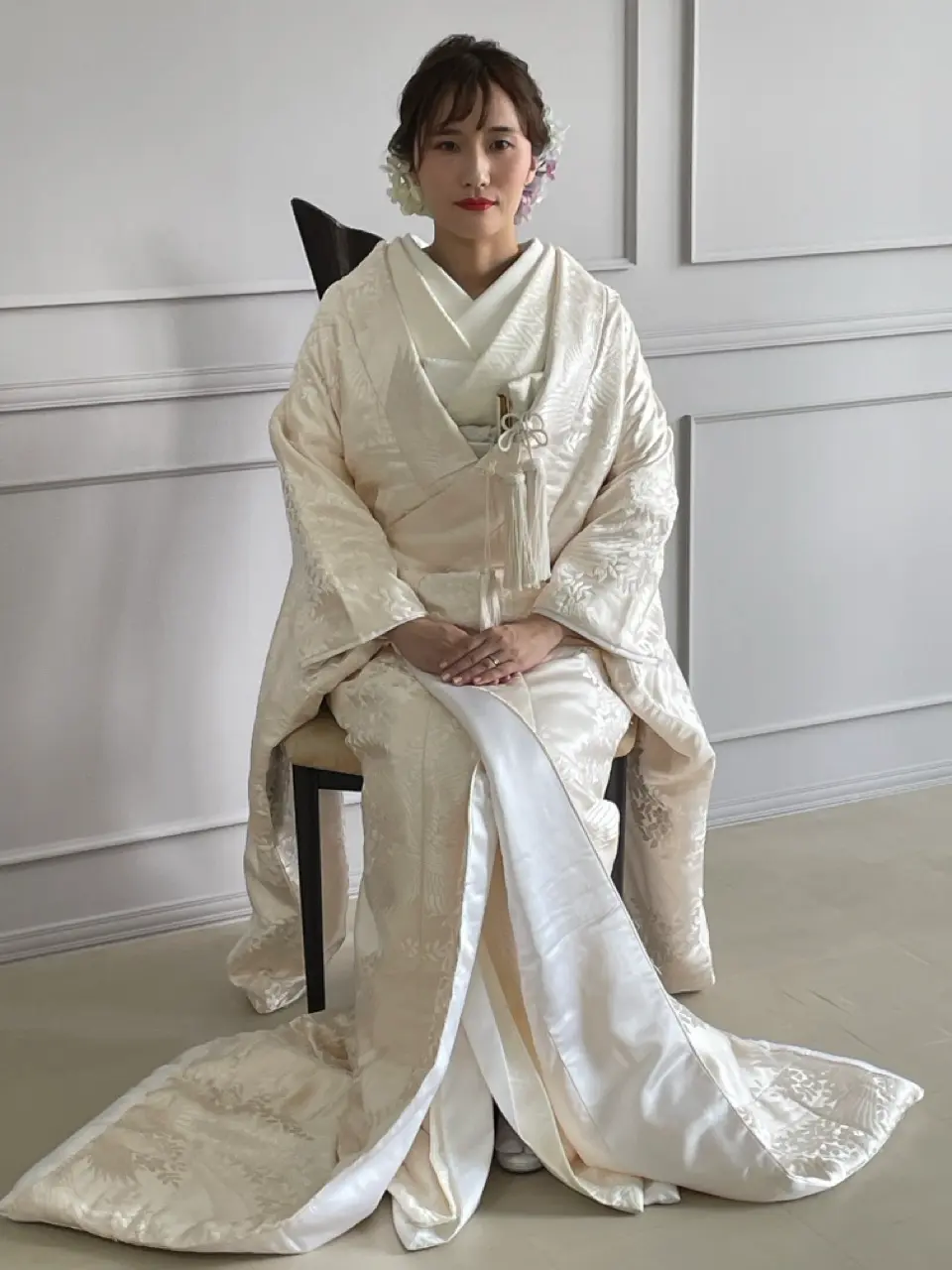 shiromuku-rental-osaka-05.webp01 Jolie万梨恵の着付けとヘアメイクで、白無垢に身を包んだ新婦のスタジオ和装前撮り、新婦の美しさをより引き出すヘアメイクです。