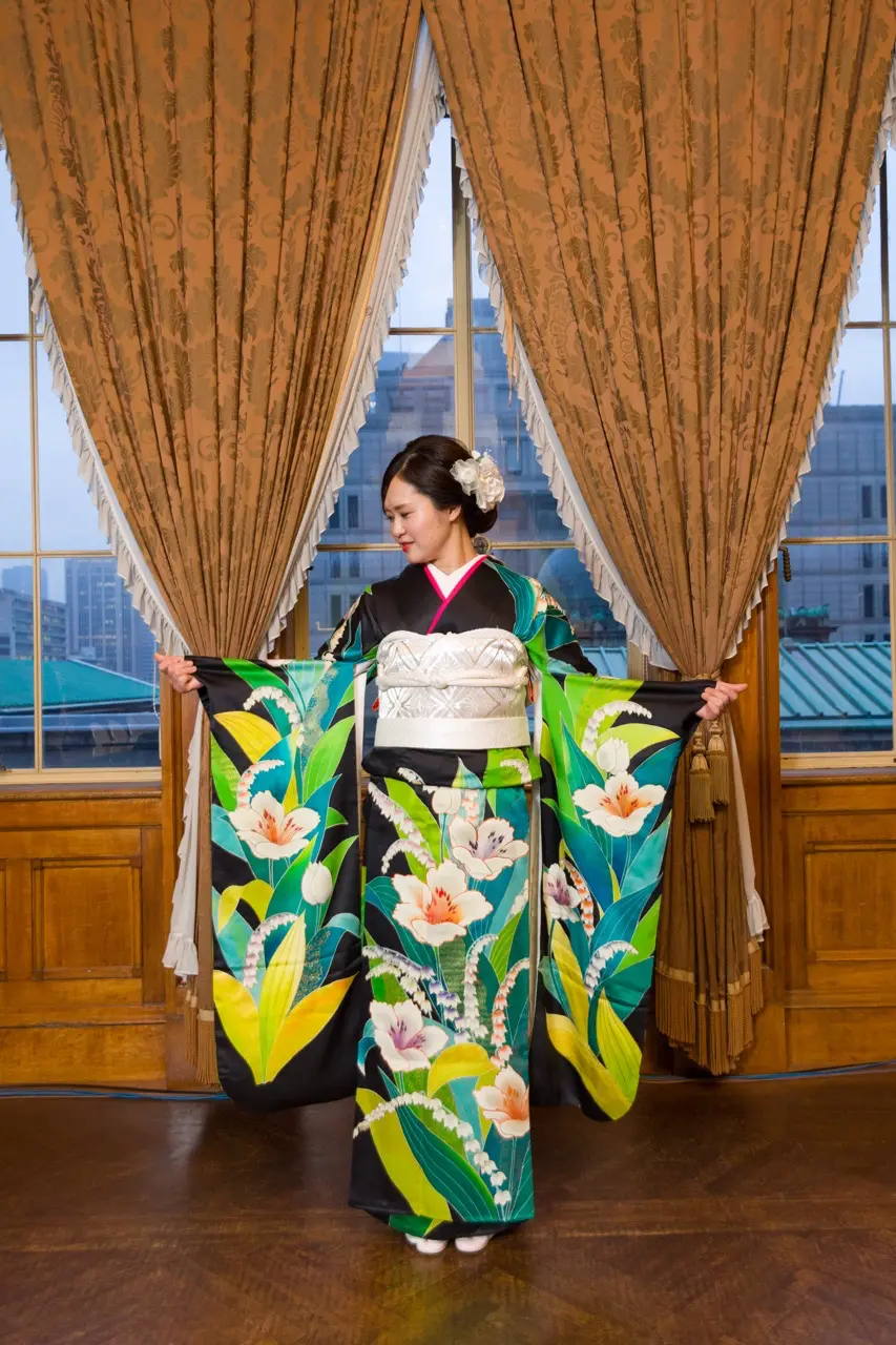 wasou-hairmake-pro-08.webp02 Jolie万梨恵の着付けとヘアメイクです。抱え帯、華やかな現代柄の花嫁振袖、シンプルなシニヨンヘアスタイルがマッチ。