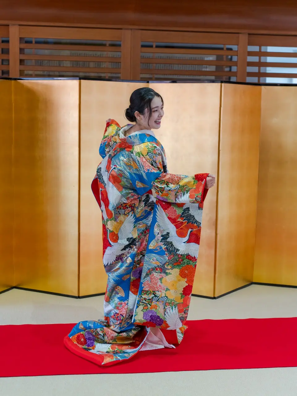 wasou-hairmwasou-hairmake-pro-08.webp01 Jolie万梨恵の着付けとヘアメイクで、上品なシニヨン、横顔を美しく見せるブライダルヘア、豪華和装婚礼衣装とのマッチング最高です。