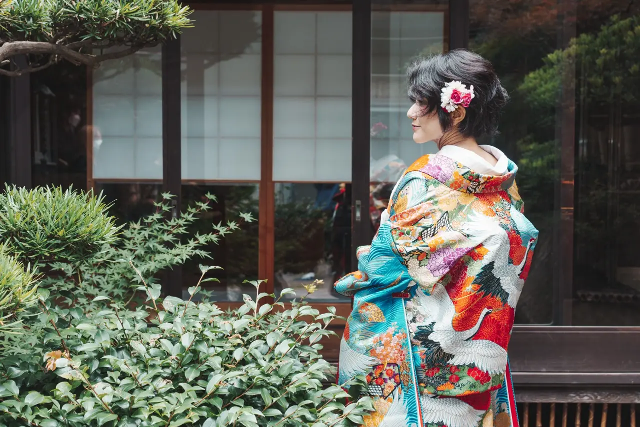wedding-photo-wasou-10.webp05 Jolie万梨恵の着付けとヘアメイクで歴史ある日本家屋の庭で美しい色打掛け姿が映えます。
