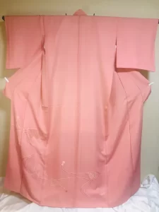 Jolie 万梨恵が厳選した、正絹の艶やかなピンク地に上品な相良刺繍の訪問着レンタル。大阪市内を中心に、婚礼技術を活かした出張着付けを承ります。