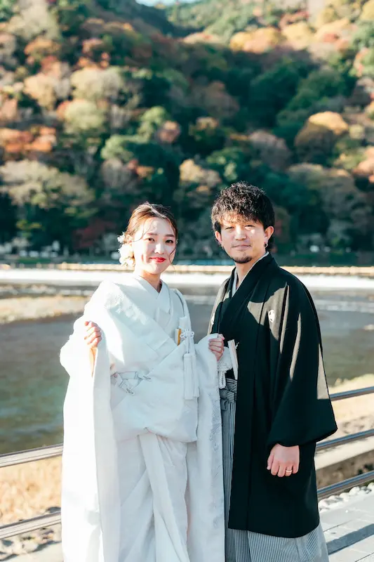 film-marie03 Jolie万梨恵の着付けとヘアメイクで和装ロケーション前撮り 京都嵐山の自然に囲まれた白無垢姿の花嫁と新郎です。