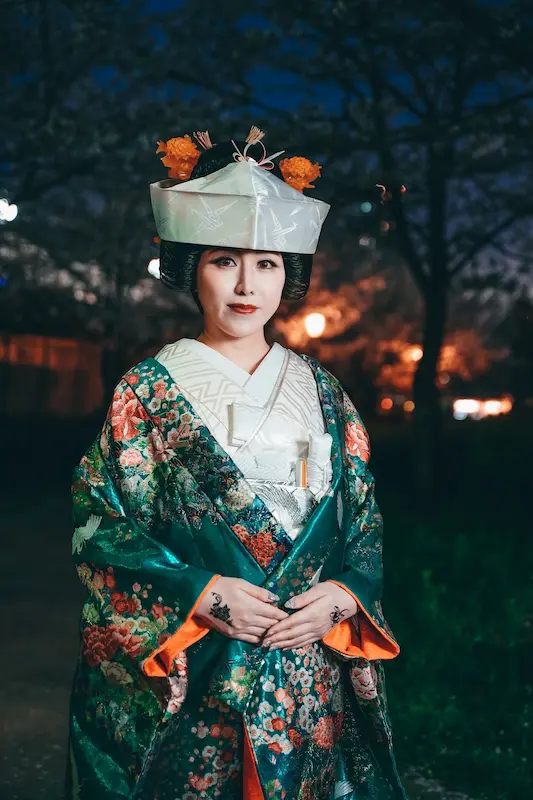 film-marie09 Jolie万梨恵の着付けとヘアメイクで和装ロケーション前撮り 春の夜桜の下 色打掛に角隠し姿の花嫁が幻想的です。