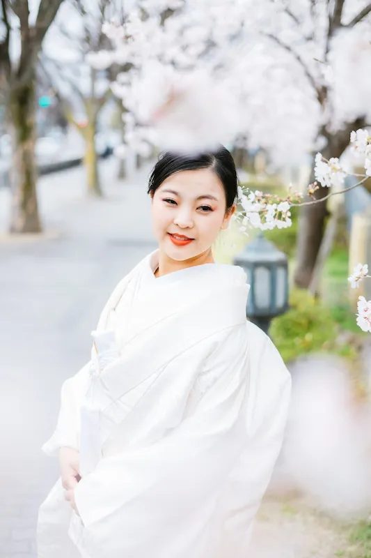 film-marie11 万梨恵の着付けとヘアメイクで前撮りしました、 桜満開の中で白無垢を纏う花嫁が美しいです。