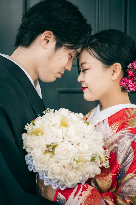 film-roke Jolie万梨恵の着付けとヘアメイクで前撮りしました。 歴史的洋館の打掛を纏う花嫁と花婿のツーショットが素敵です。