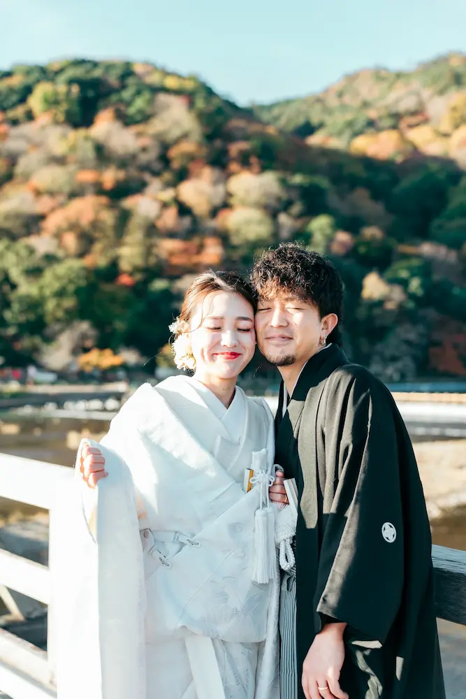 白無垢着付けとヘアメイクのJolie万梨恵がお支度させていただいた、京都嵐山での前撮り撮影です。若いお二人の楽しそうな様子がほほえましく、いつまでも幸せでいてほしいと心から思いました。