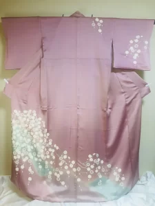 Jolie 万梨恵が厳選した、正絹の藤色に白梅の優雅な訪問着レンタル。大阪市内を中心に、婚礼技術を活かした出張着付けを承ります。