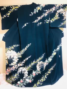 Jolie 万梨恵が厳選した、正絹の濃紺に四季の花柄の訪問着レンタル。大阪市内を中心に、婚礼技術を活かした出張着付けを承ります。