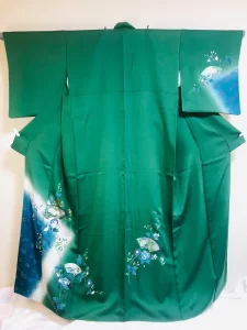 Jolie 万梨恵が厳選した、正絹の深緑にぼかし優しい花柄の訪問着レンタル。大阪市内を中心に、婚礼技術を活かした出張着付けを承ります。