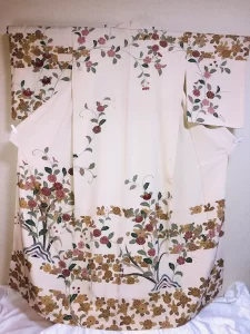 Jolie 万梨恵が厳選した、正絹の淡いピンク地に草花文様の訪問着レンタル。大阪市内を中心に、婚礼技術を活かした出張着付けを承ります。