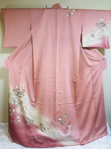 Jolie 万梨恵が厳選した、正絹の優しいピンク地に梅、橘、桜柄の訪問着レンタル。大阪市内を中心に、婚礼技術を活かした出張着付けを承ります。