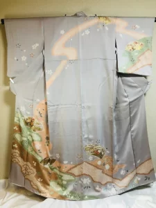 Jolie 万梨恵が厳選した、正絹の薄鼠色に扇面の花柄、絞りの豪華な訪問着レンタル。大阪市内を中心に、婚礼技術を活かした出張着付けを承ります。