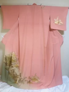 Jolie 万梨恵が厳選した、正絹のピンク地に金彩の訪問着レンタル。大阪市内を中心に、婚礼技術を活かした出張着付けを承ります。