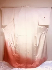 Jolie 万梨恵が厳選した、正絹の淡いピンクからのグラデーションたたき柄に可愛い刺繍の訪問着レンタル。大阪市内を中心に、婚礼技術を活かした出張着付けを承ります。