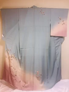 Jolie 万梨恵が厳選した、正絹のグレーとピンク地に高価な螺鈿の訪問着レンタル。大阪市内を中心に、婚礼技術を活かした出張着付けを承ります。