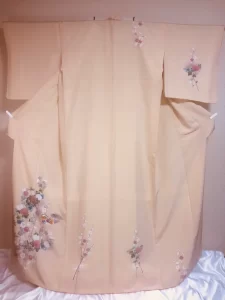 Jolie 万梨恵が厳選した、正絹の淡い黄色に吉祥紋様の鴛鴦の訪問着レンタル。大阪市内を中心に、婚礼技術を活かした出張着付けを承ります。