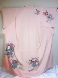 Jolie 万梨恵が厳選した、正絹の桜色地に優しい花車文様の訪問着レンタル。大阪市内を中心に、婚礼技術を活かした出張着付けを承ります。