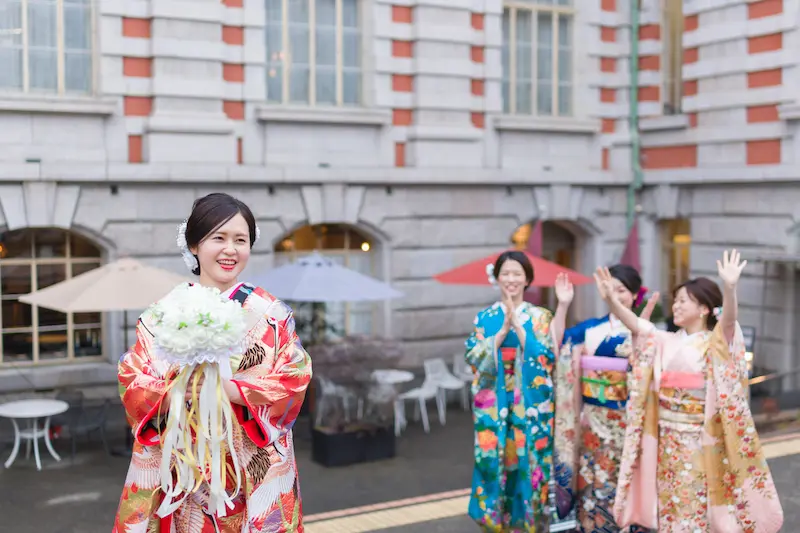rokesatuei Jolie万梨恵の着付けとヘアメイクで和装ロケーション前撮り 歴史的洋館で色打掛を纏う花嫁と振袖姿の姉妹を撮影しました。