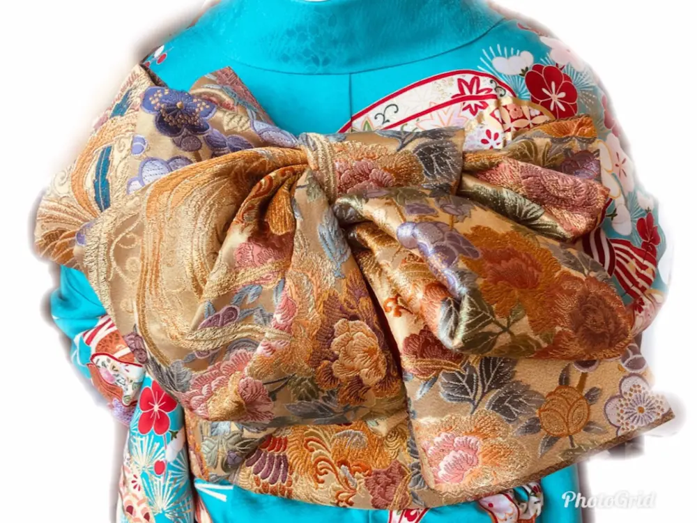 jolie 万梨恵による大阪成人式の出張振袖着付けの豪華な帯結び